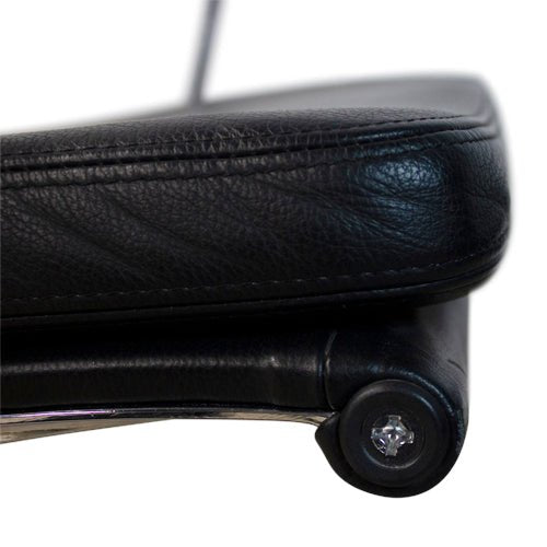 Nahaufnahme von Vitra Charles& Ray Eames Softpad Chair EA 222