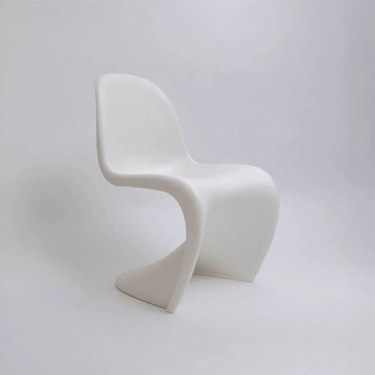 Vitra Panton Chair in Weiss aus Polypropylen, freigestellte Ansicht mit ikonischer S-Form vor hellem Hintergrund