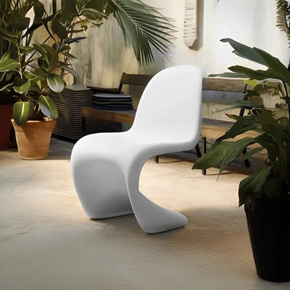 Vitra Panton Chair in Weiss aus Polypropylen im Wohnambiente mit Pflanzen als moderner Designstuhl im Raum