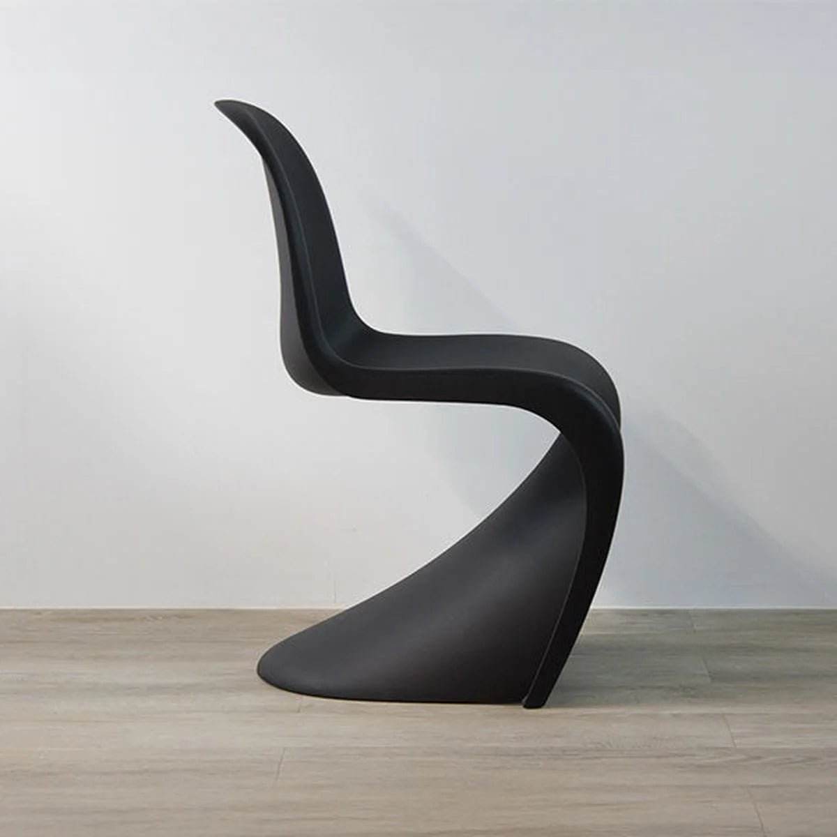 Vitra Panton Chair in Schwarz, Seitenansicht rechts mit geschwungener Sitzflaeche und Freischwinger-Design