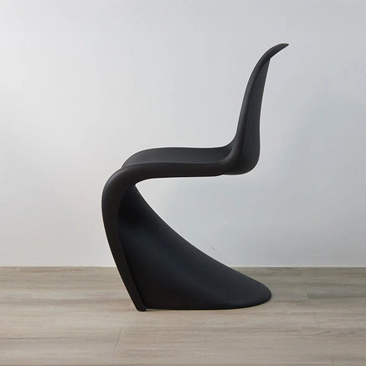 Vitra Panton Chair in Schwarz, Seitenansicht links mit S-Form und durchgehendem Kunststoffkorpus