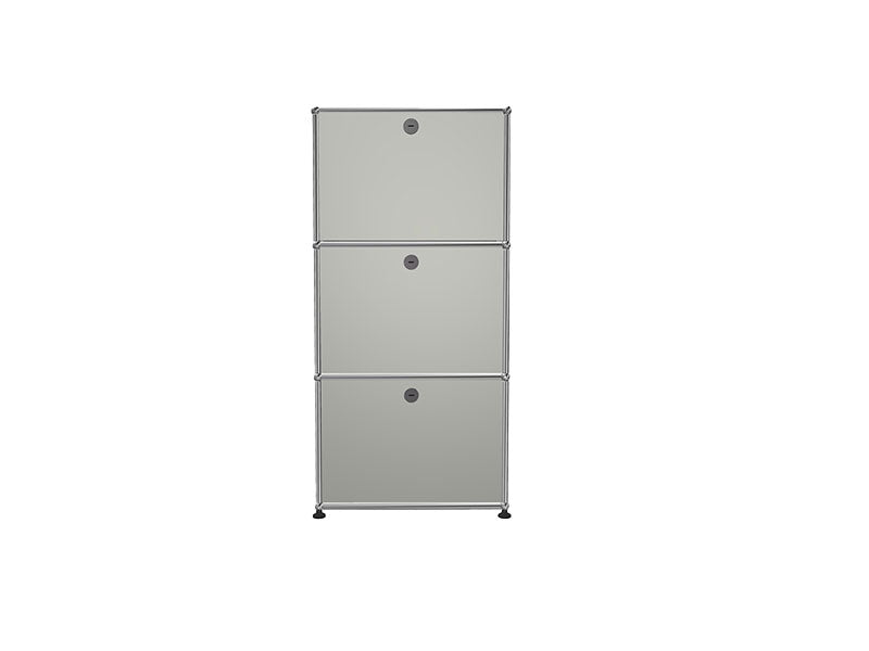 Ein lichtgraues USM Haller Sideboardvor weißen Hintergrund