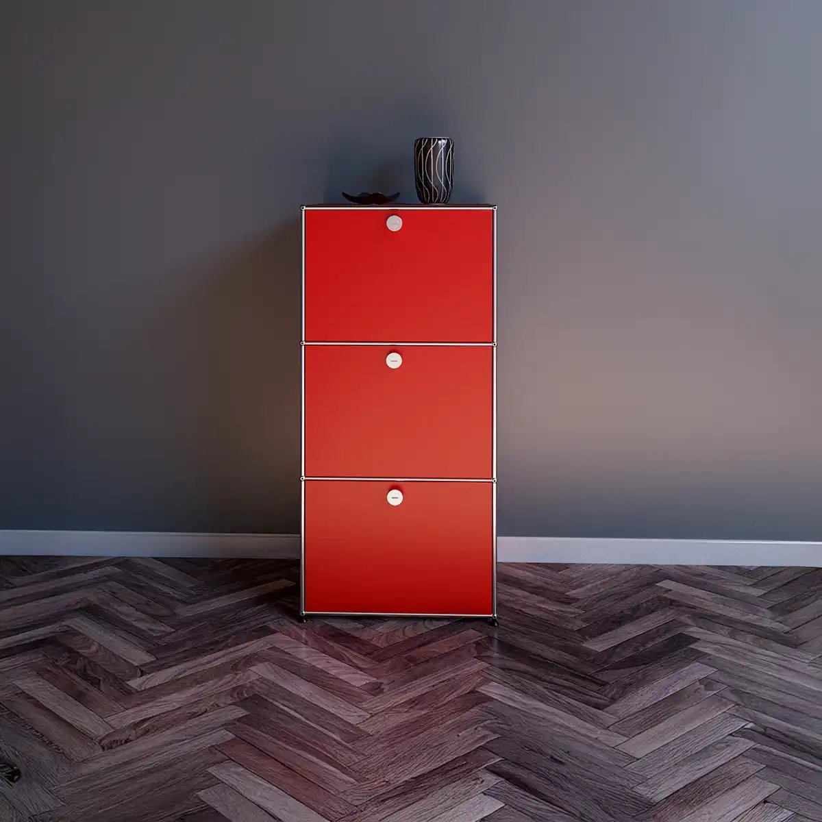 Ein Rubinrotes USM Haller Sideboard positioniert im Showroom von USM Markt