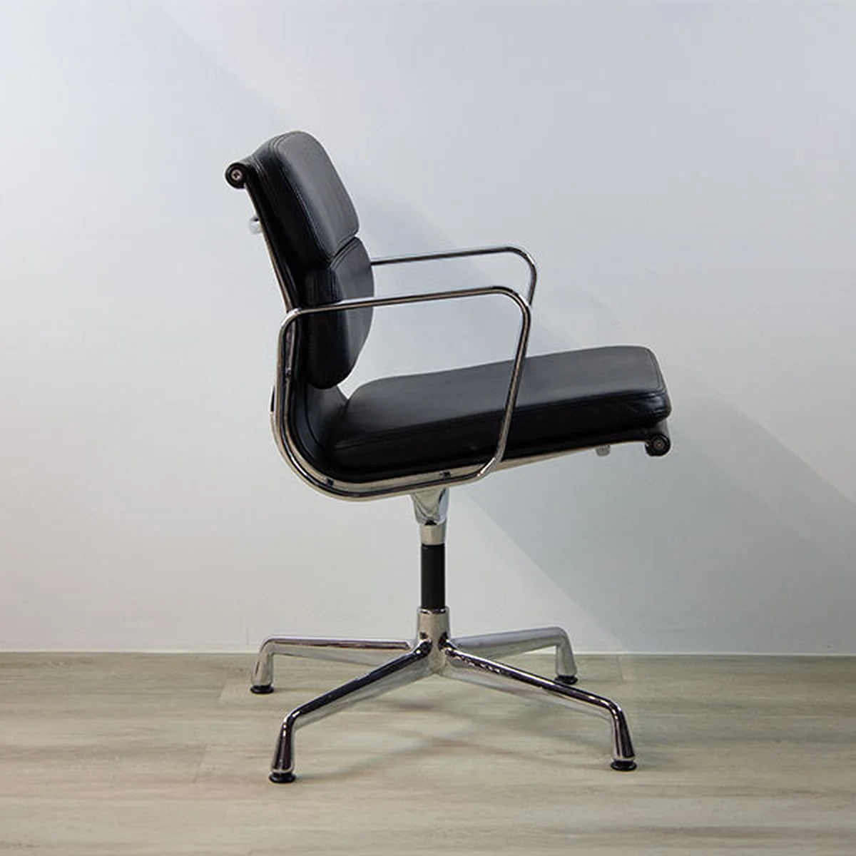Seitliche Aufnahme von Vitra Alu-Chair EA 208 Leder, schwarz