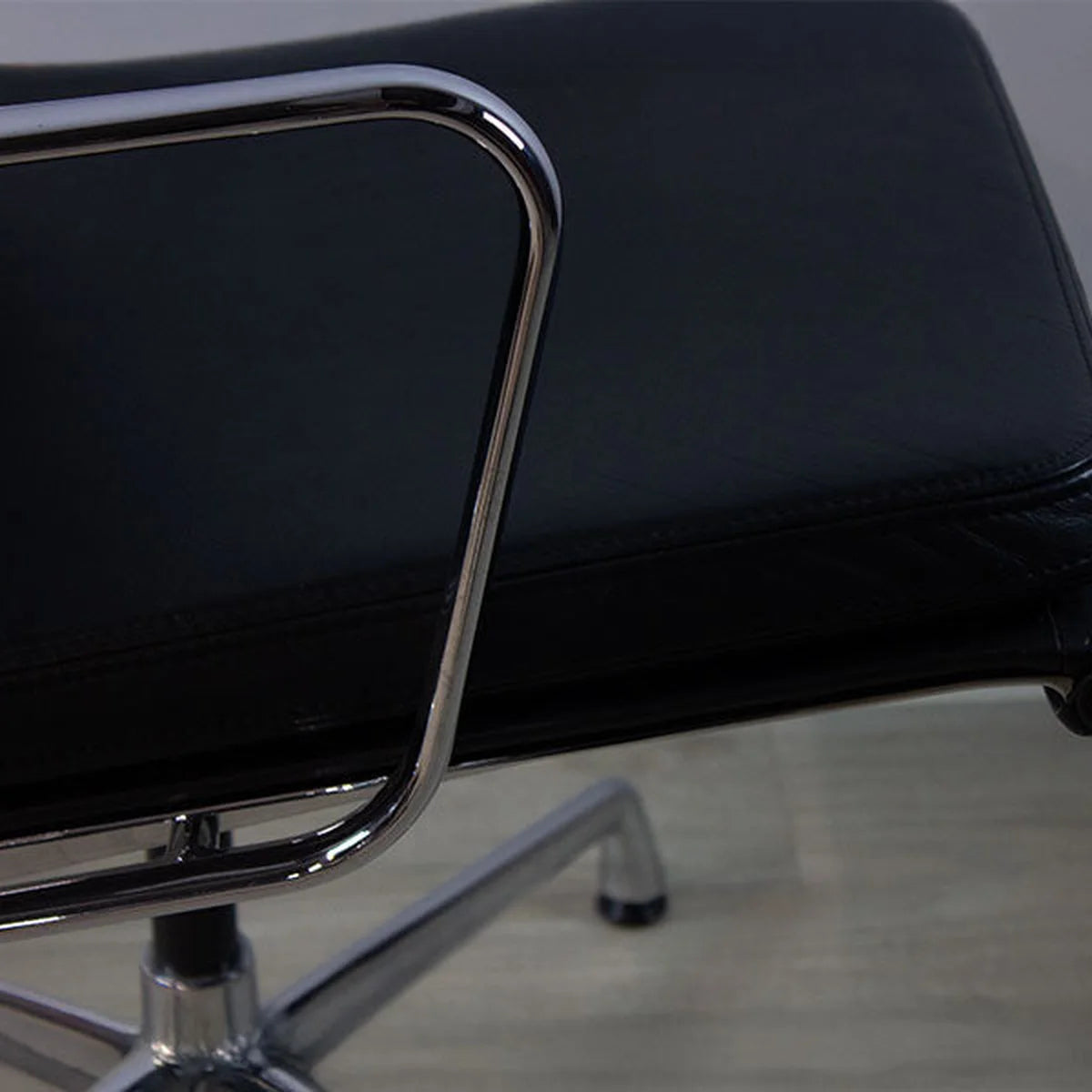 Detailaufnahme von Vitra Alu-Chair EA 208 Leder in schwarz