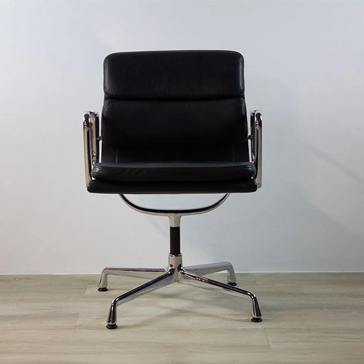 Vitra Alu-Chair EA 208 Leder, schwarz auf Parkettboden