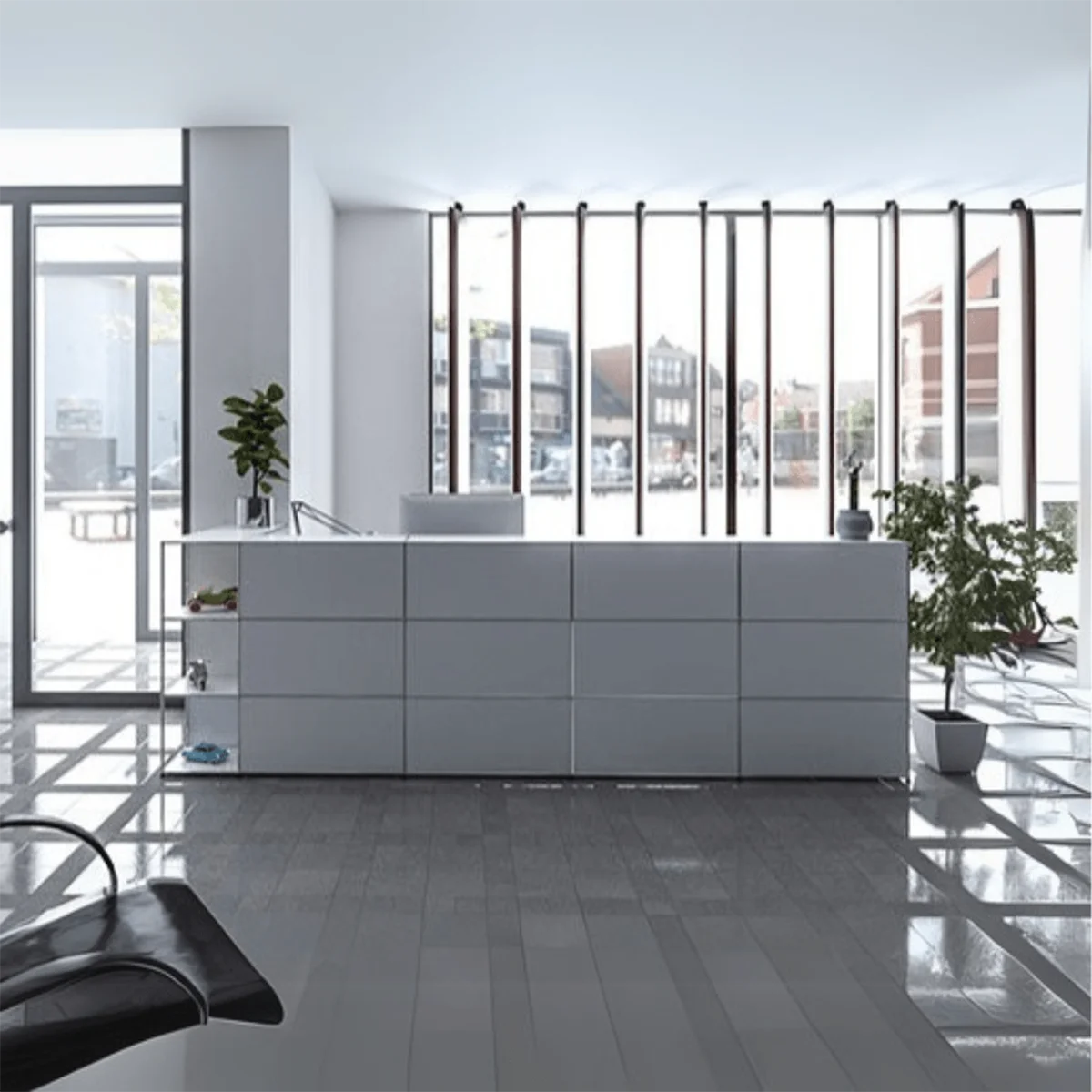 USM Haller Empfangstheke in Weiß in moderner Büroumgebung