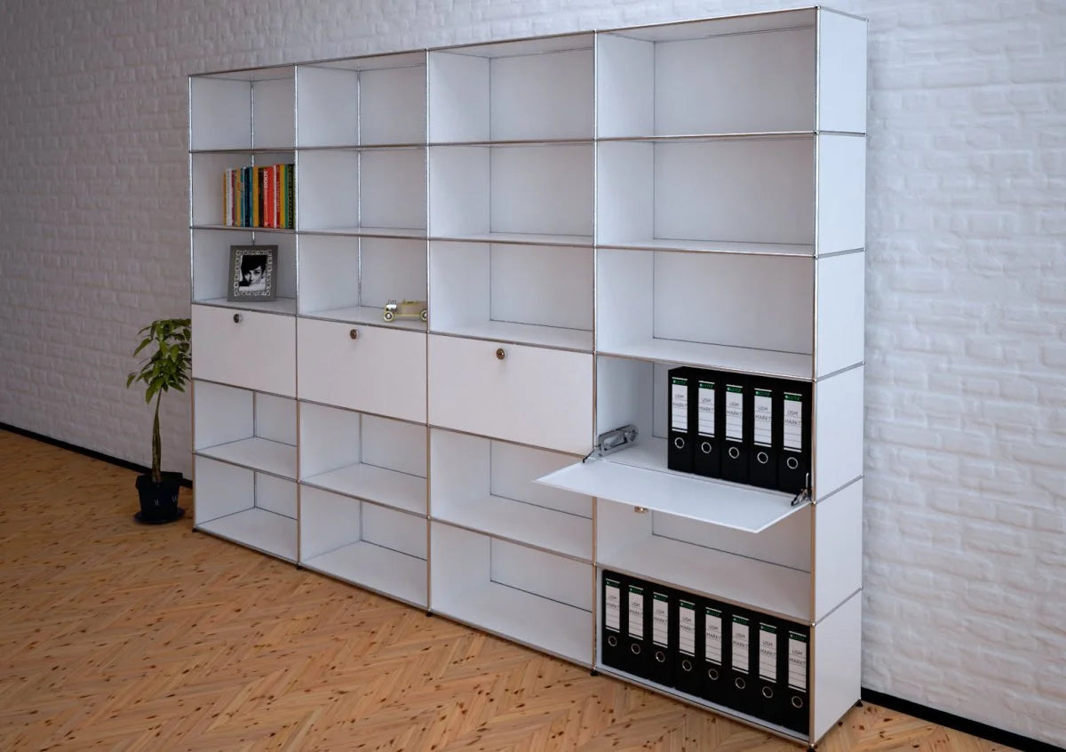 Weisses USM Haller Highboard als modulares Regalsystem mit offenen Faechern, Klapptueren und Ordnern in einem Buero an weisser Ziegelwand