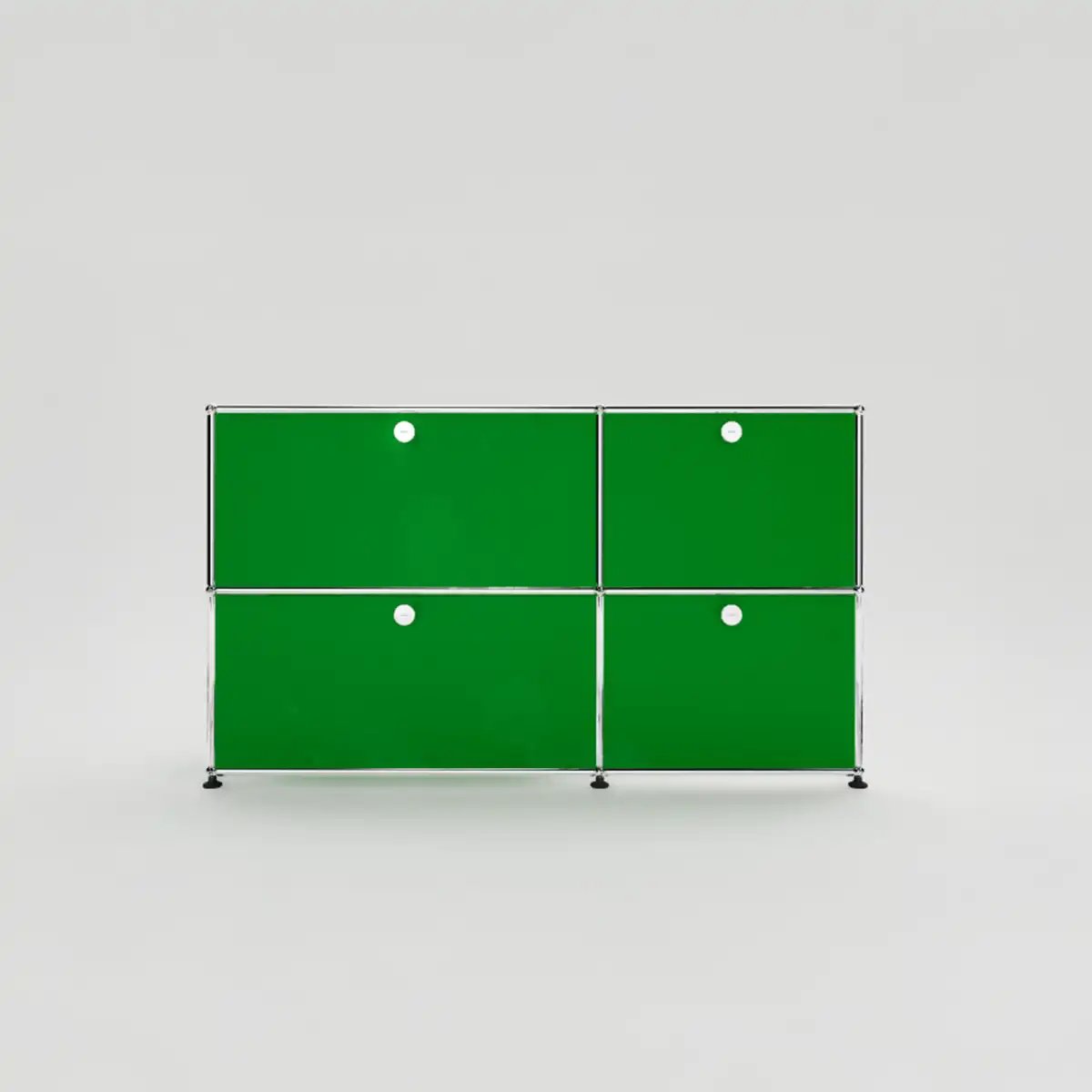 Ein USM Haller Sideboard zwei Module hoch mit vier Klapptüren in grün