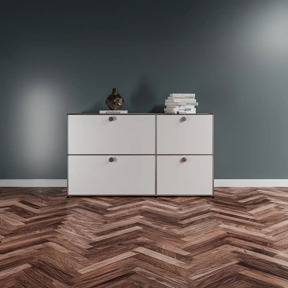 Dieses Bild zeigt ein USM Haller Sideboard mit 4 Klapptüren und zwei Module hoch in reinweiß in einem schönen Showroom