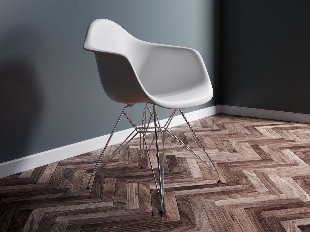 Seitliche Aufnahme von Vitra Eames Plastic Chair DAR auf schönem Parkettboden