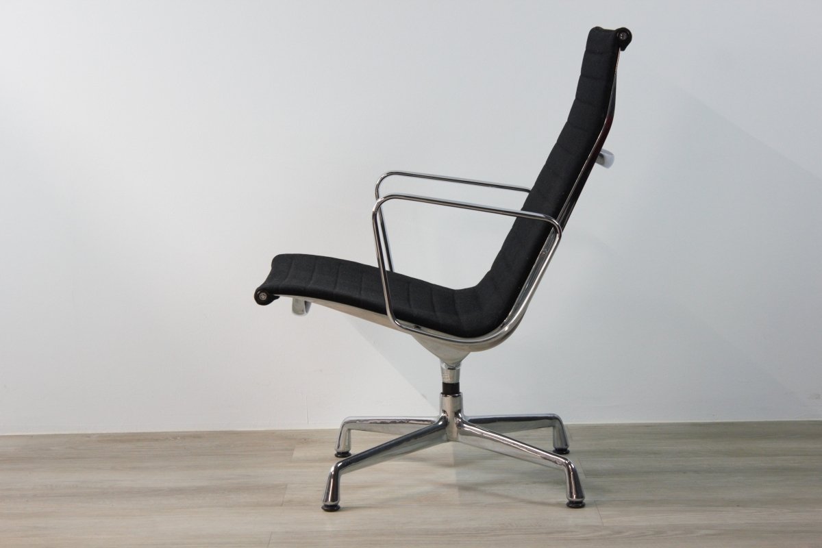 Vitra Alu-Chair EA 115 seitliche Aufnahme auf Parkett
