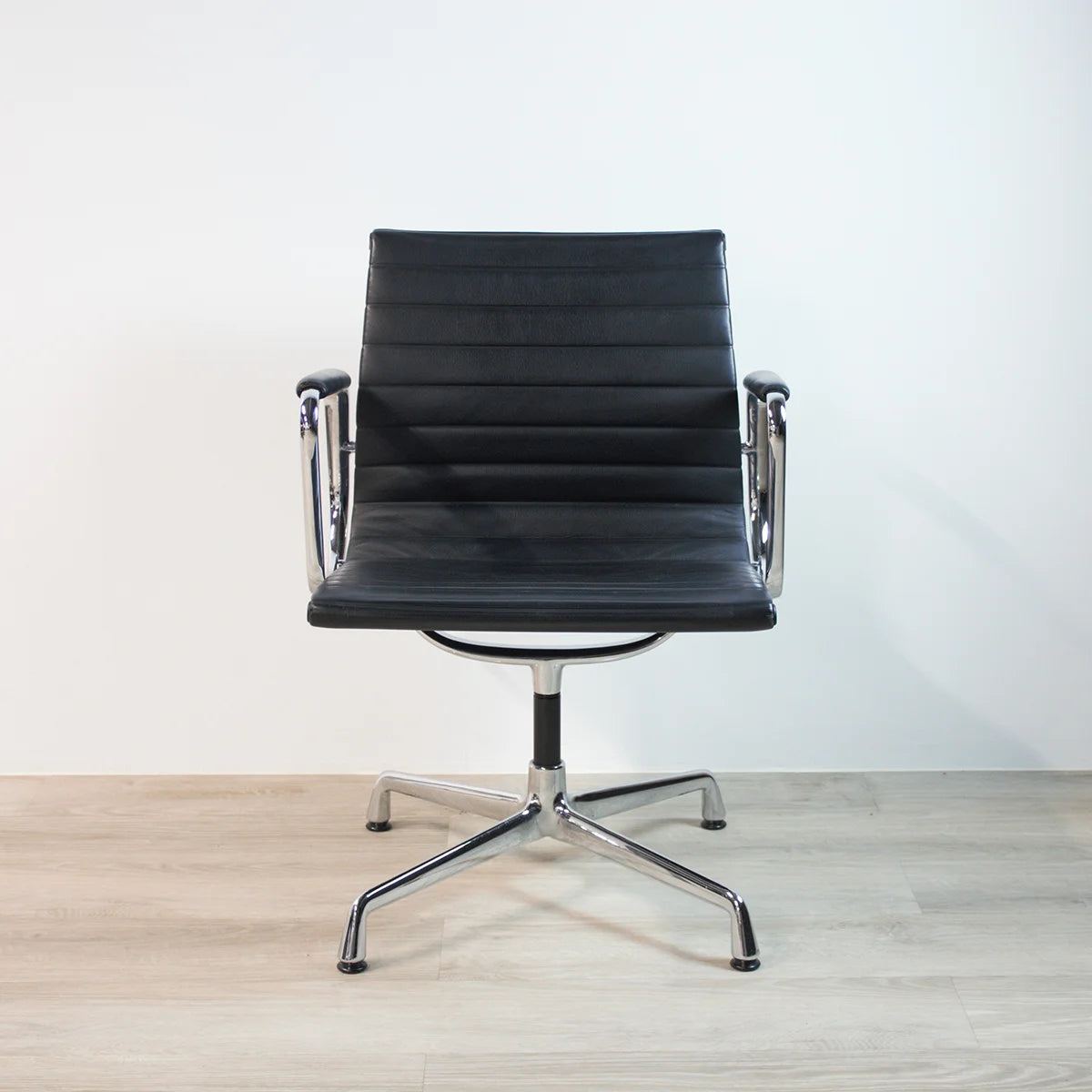 Vitra Alu-Chair EA 108 Leder, schwarz im Büro