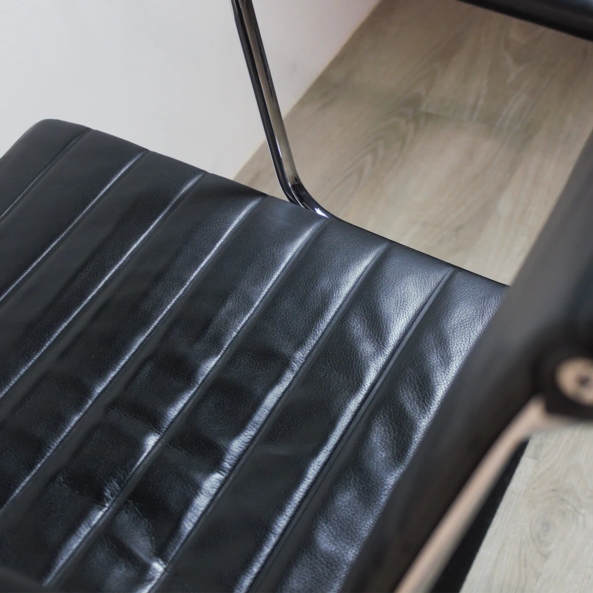 Detailaufnahme von Vitra Alu-Chair EA 108 Leder in der Farbe schwarz