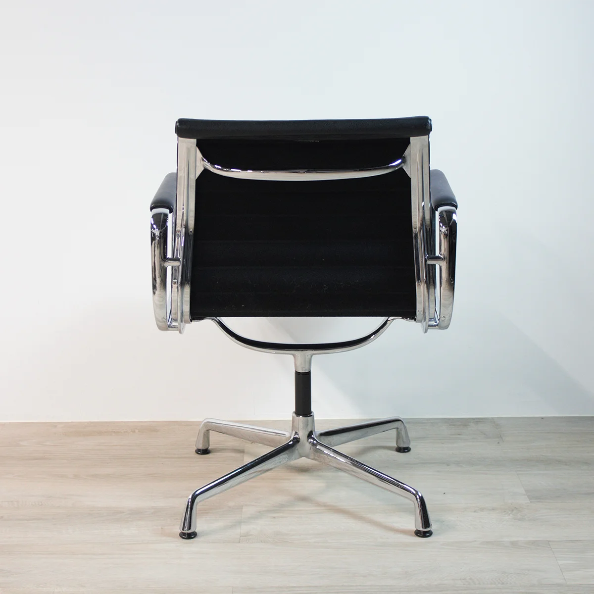 Hintere Studioaufnahme von Vitra Alu-Chair EA 108 Leder, schwarz