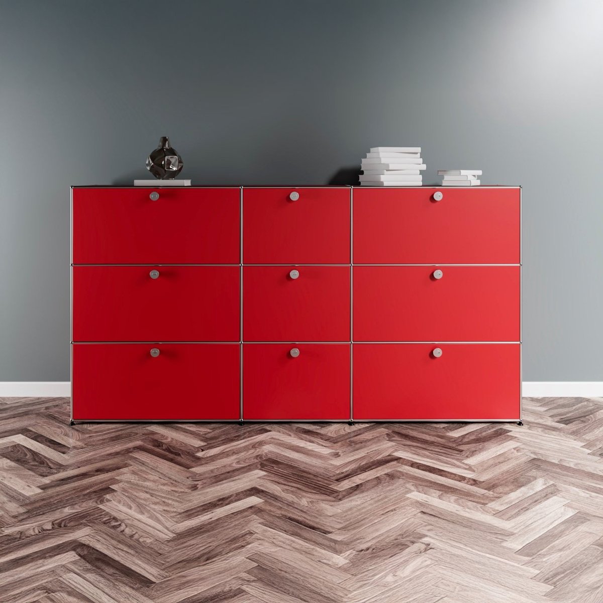 USM Haller Highboard 3 Breit 3 Hoch 9 Klapptüren Mittig 50 cm – Frontansicht in Rot, Bücher und Dekoration oben