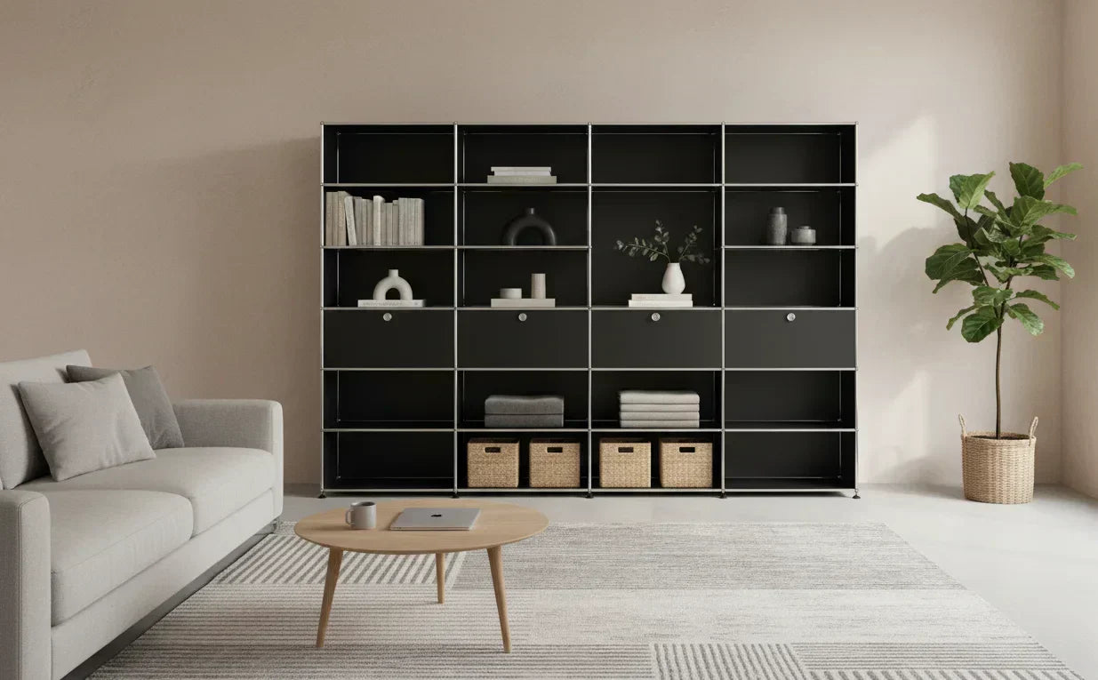 USM Haller Regal in einem schönen Wohnzimmer mit Dekoelementen am Tag