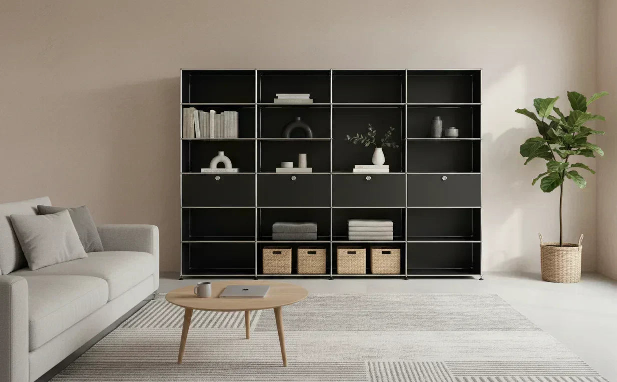 USM Haller Regal in einem schönen Wohnzimmer mit Dekoelementen am Tag