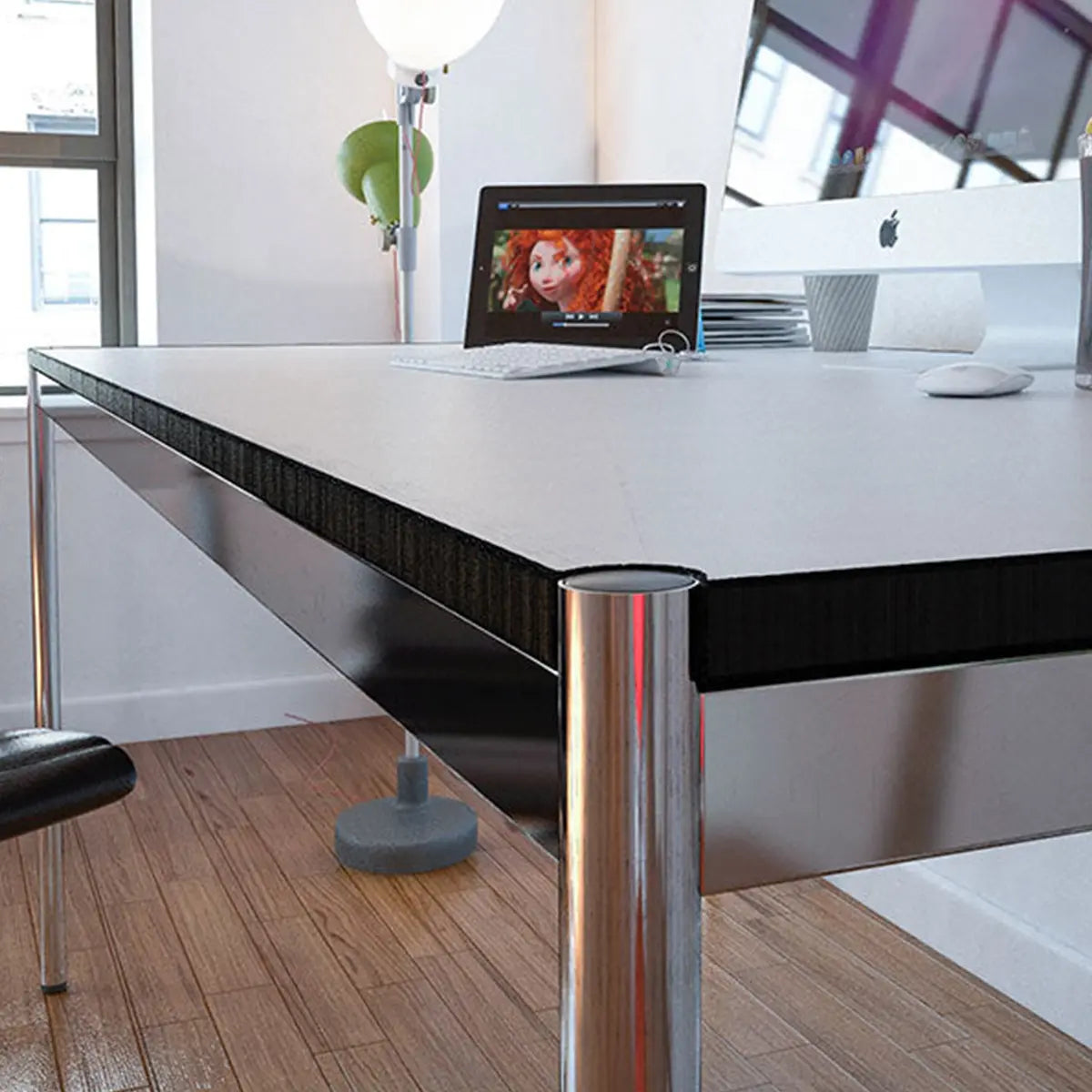 Detailansicht der verchromten Ecke und des Rahmenprofils am USM Haller Tisch in Perlgrau
