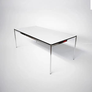 USM Haller Tisch in Perlgrau vor weißen Hintergrund. Studioaufnahme