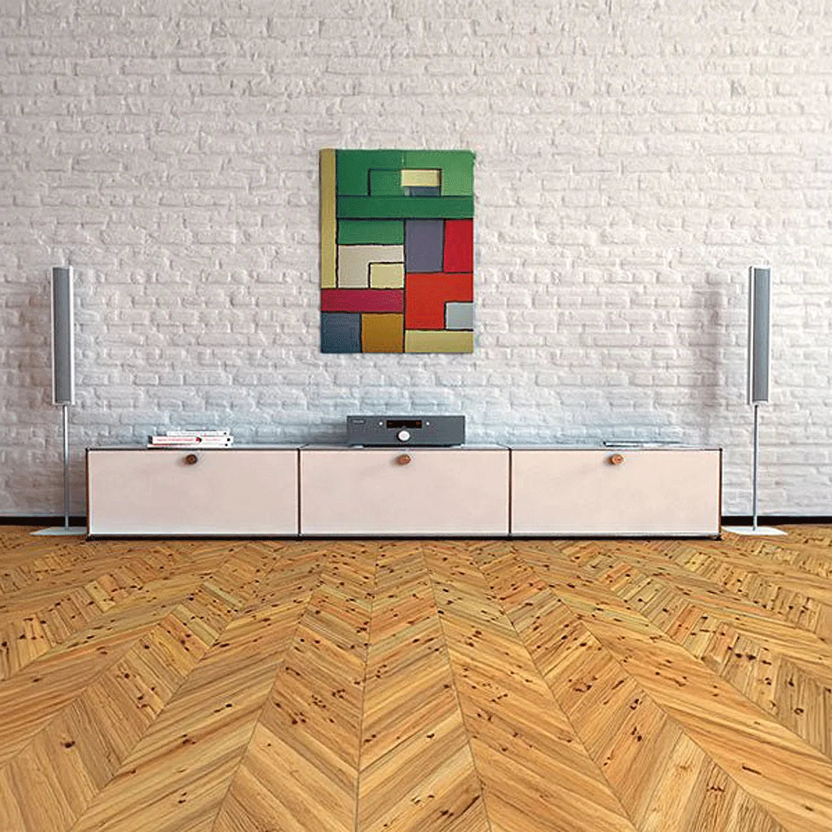 USM Haller Lowboard, 3-breit, 225 cm, vor weißer Ziegelwand als elegantes Wohnzimmer-Statement