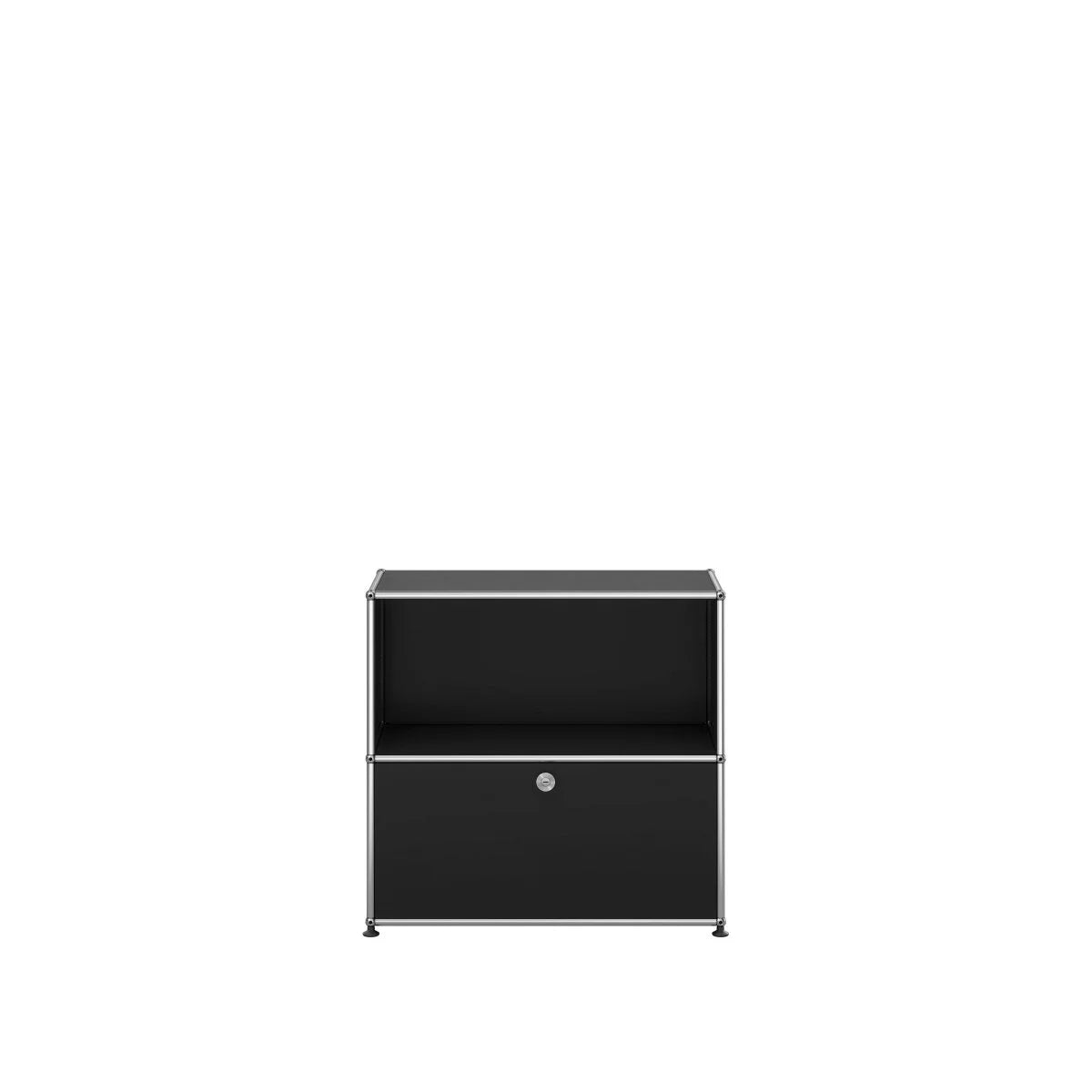 USM Haller Sideboard in schwarz Studioaufnahme vor weißem Hintergrund