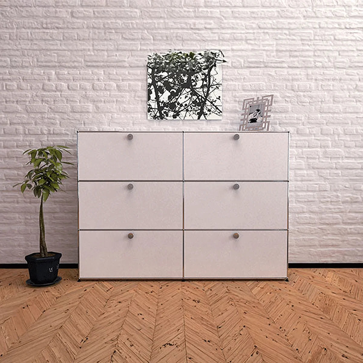 USM Haller Sideboard in Weiß mit 6 Klapptüren, modernes Design vor Ziegelwand