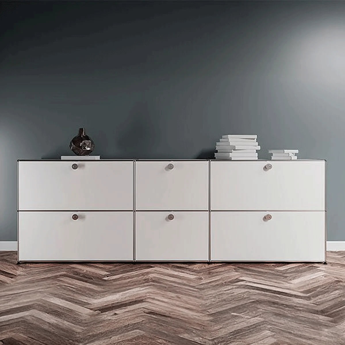 Weißes USM Haller Sideboard mit 6 Klapptüren, modernes Design vor grauer Wand