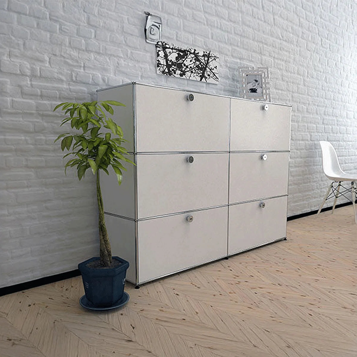 Seitenansicht des weißen USM Haller Sideboards mit 6 Klapptüren