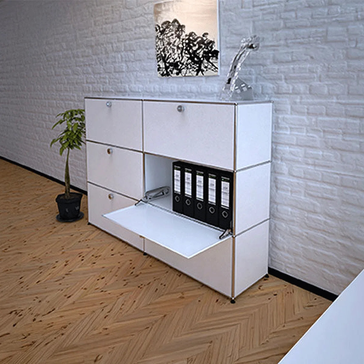 USM Haller Sideboard in Weiß mit geöffnetem Fach zur Aufbewahrung von Ordnern