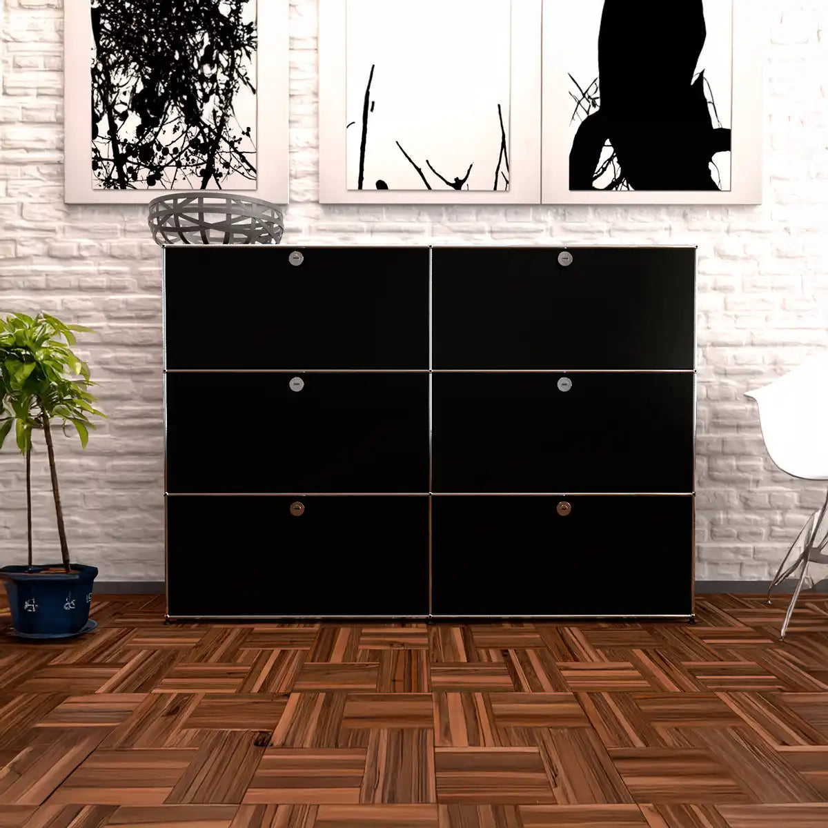 USM Haller Sideboard in Schwarz mit 6 Klapptüren, dekorativ eingerichtet