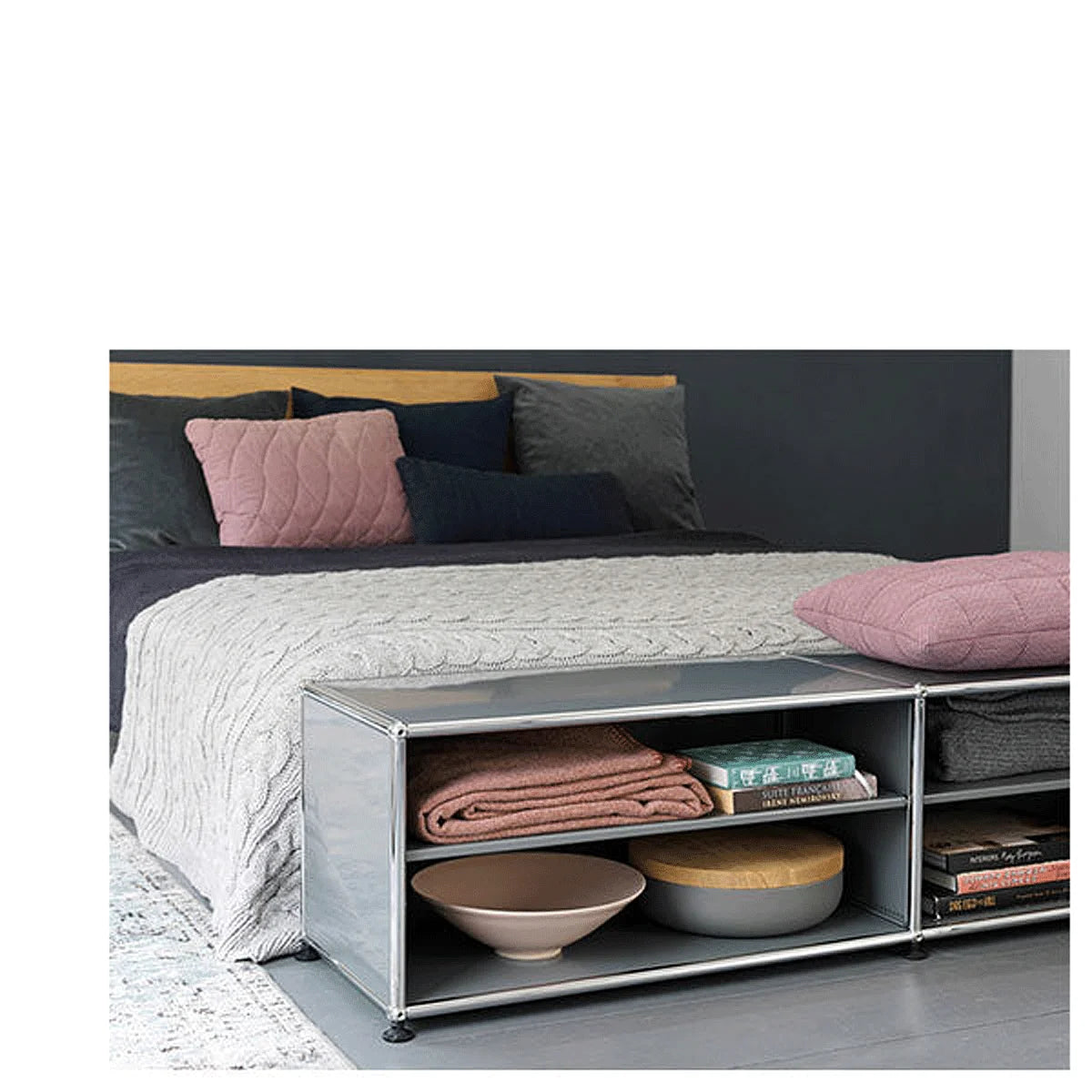 Wohnbeispiel mit USM Haller Zwischentablar als Ablage im Schlafzimmer