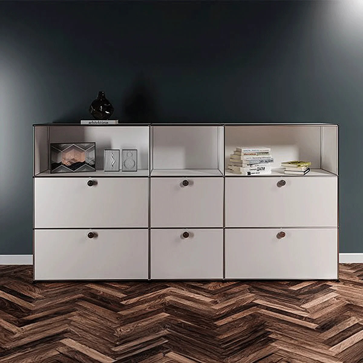 USM Haller Highboard 3x3 in Weiß, 6 Klapptüren, mittig 50 cm – Wohnraumansicht mit offenen Fächern