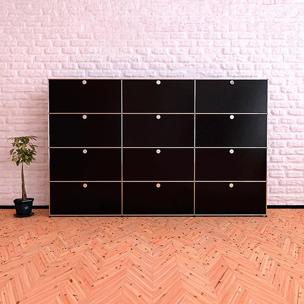 USM Haller Highboard 3 Breit 4 Hoch 12 Klapptüren in Schwarz – Frontansicht mit Dekoration