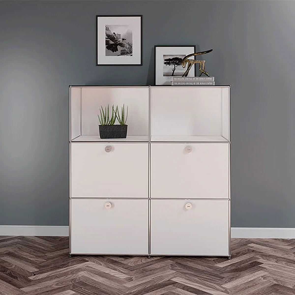USM Haller Sideboard 2 x 50 cm Breit / 3 Hoch / 4 Klapptüren in weiß im Wohnzimmer mit Bildern