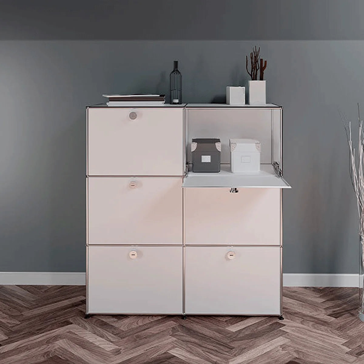 USM Haller Sideboard mit 6 Klapptüren in weiß im Wohnzimmer mit Bildern