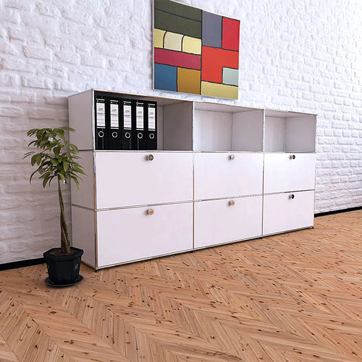 Hochwertiges USM Haller Highboard im Büro mit Ordnern mit Zimmerpflanze