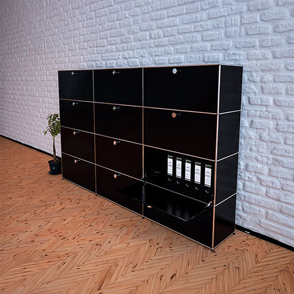 USM Haller Highboard im Büro mit Dekoration auf Parkettboden