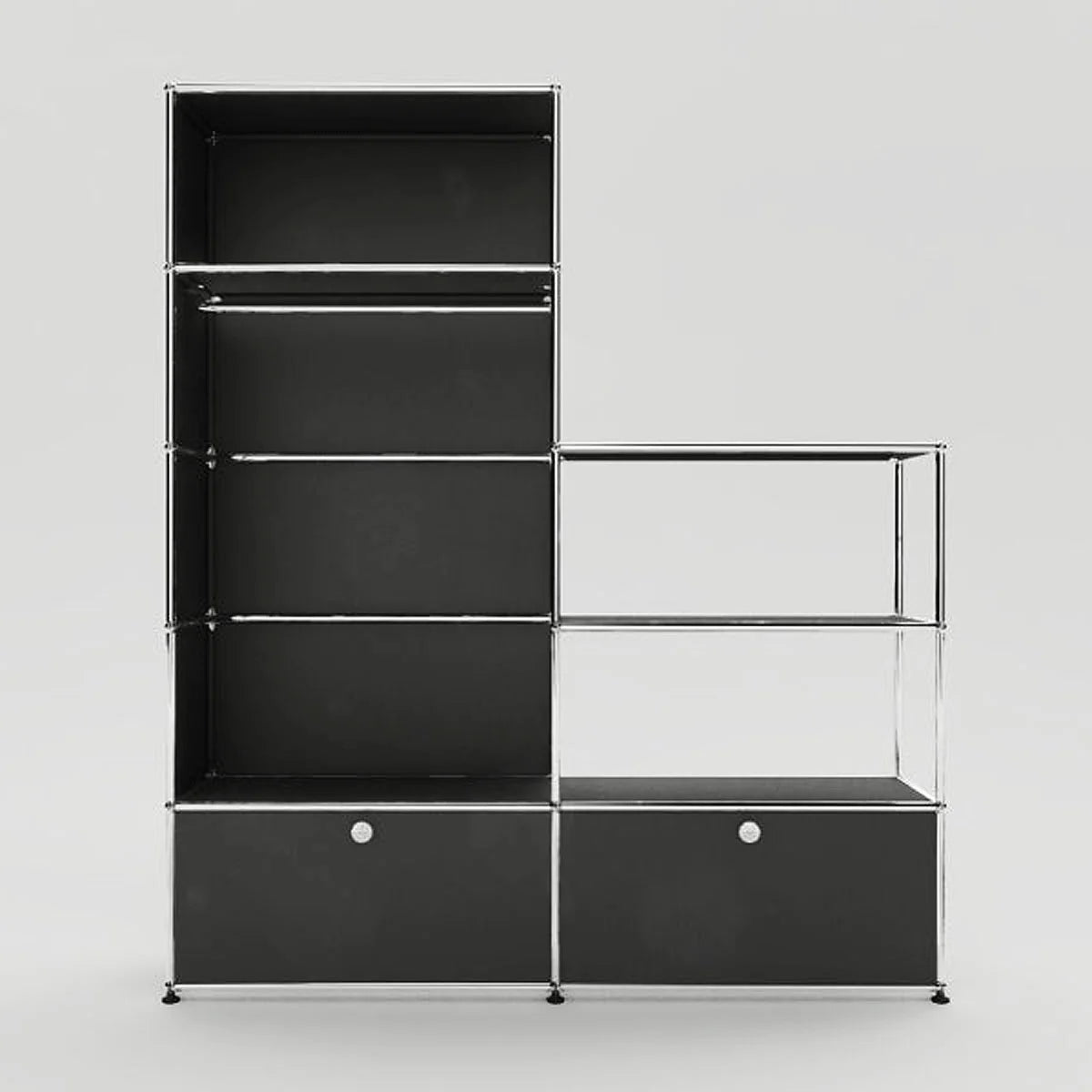 Modernes Garderobenmöbel USM Haller II in Anthrazit mit offenen Regalfächern und Metallrahmen
