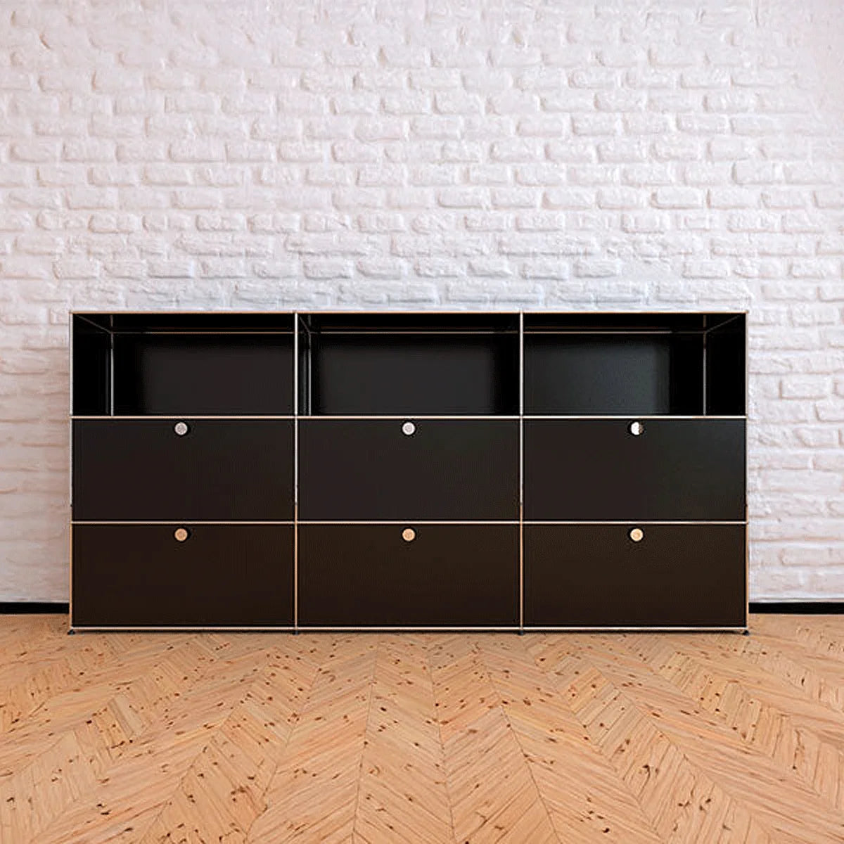 Schwarzes USM Haller Highboard 3 breit 3 hoch mit Klapptüren.