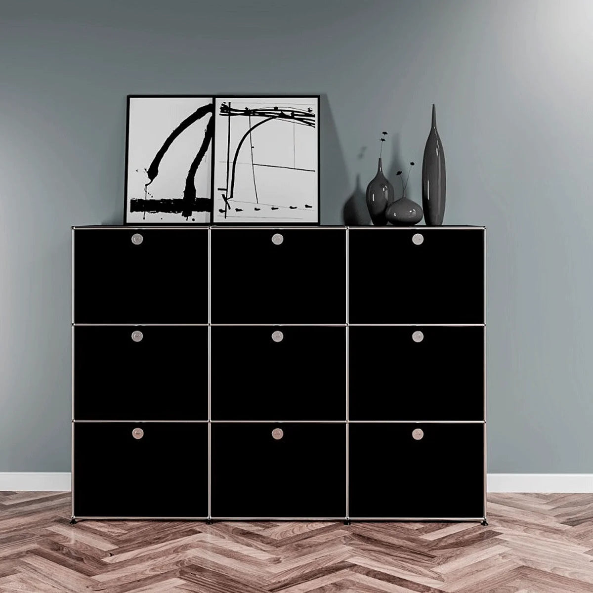 USM Haller Highboard in Schwarz, frontal – elegantes 3×3-Modul mit verchromtem Gestänge