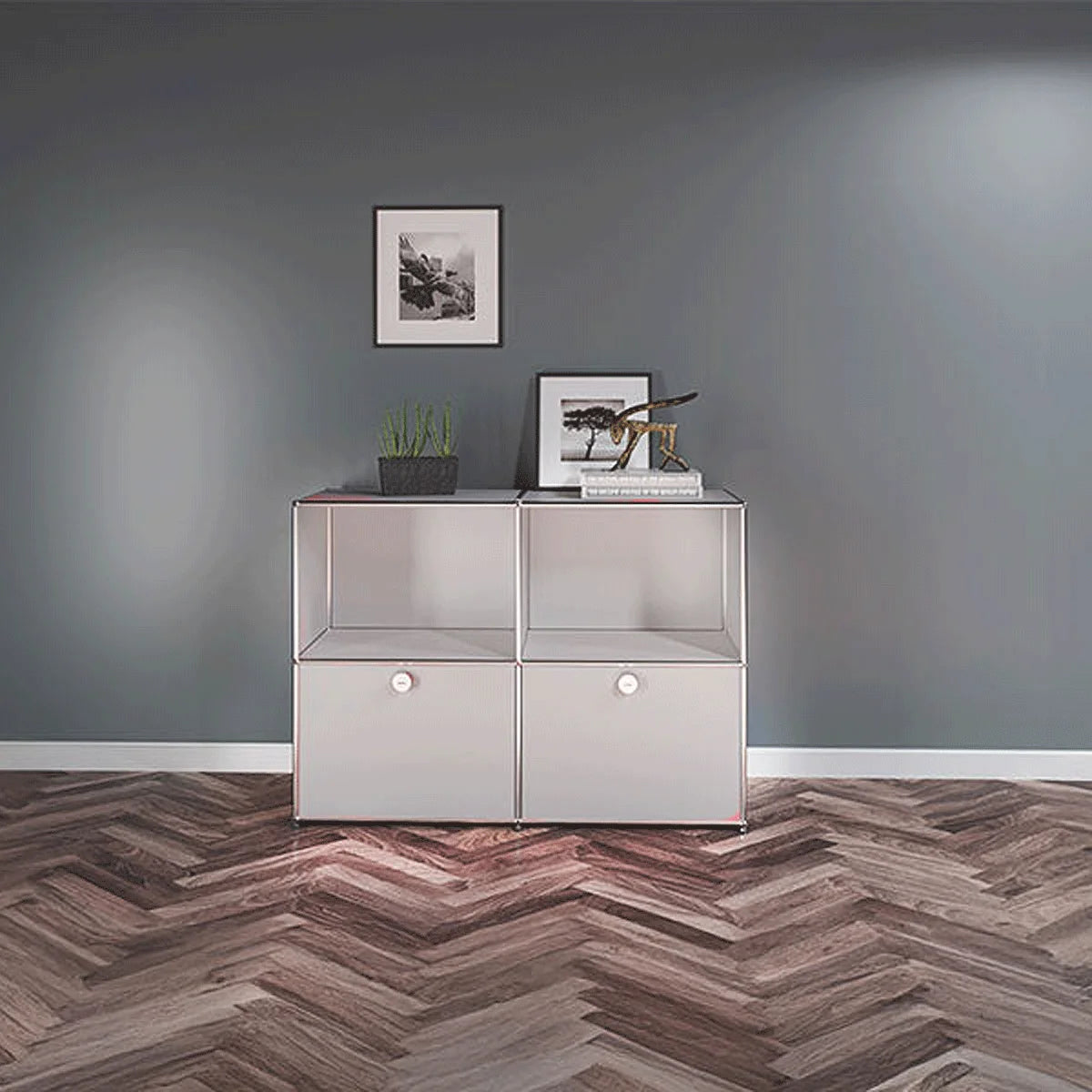 USM Haller Sideboard in Lichtgrau mit offenen Fächern und 2 Klapptüren