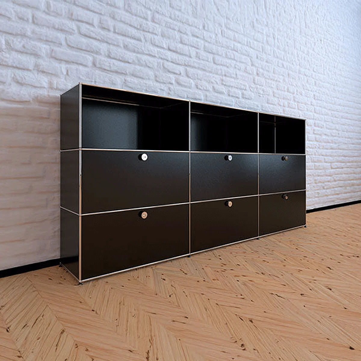 USM Haller Highboard 3 breit 3 hoch mit Klapptüren im Büro auf Parkettboden