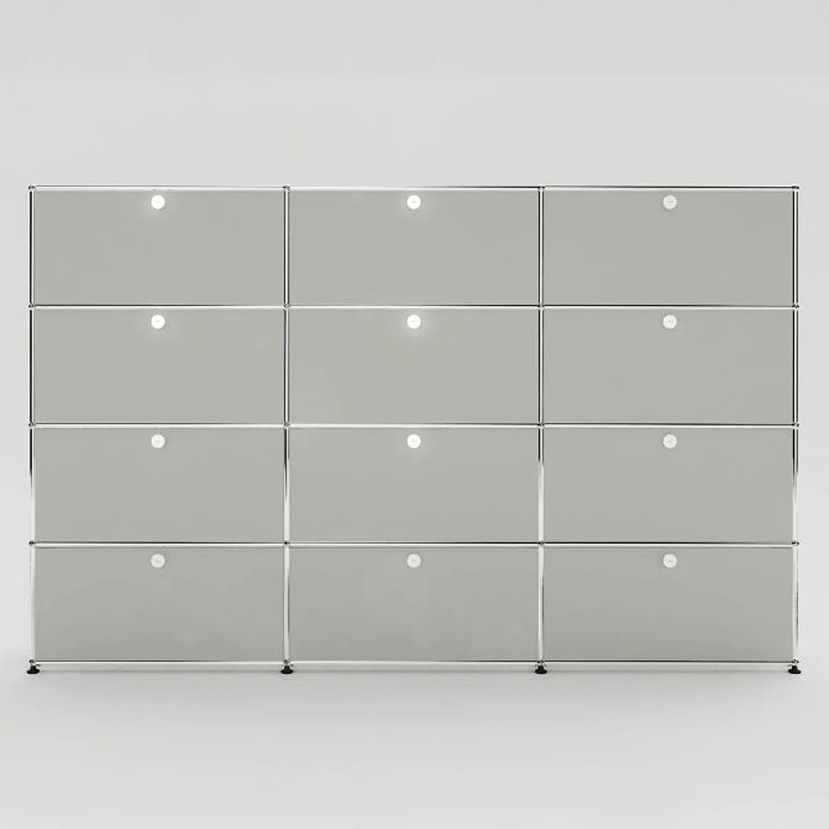 USM Haller Highboard 3 Breit 4 Hoch 12 Klapptüren in Lichtgrau – Studioaufnahme vor weißem Hintergrund