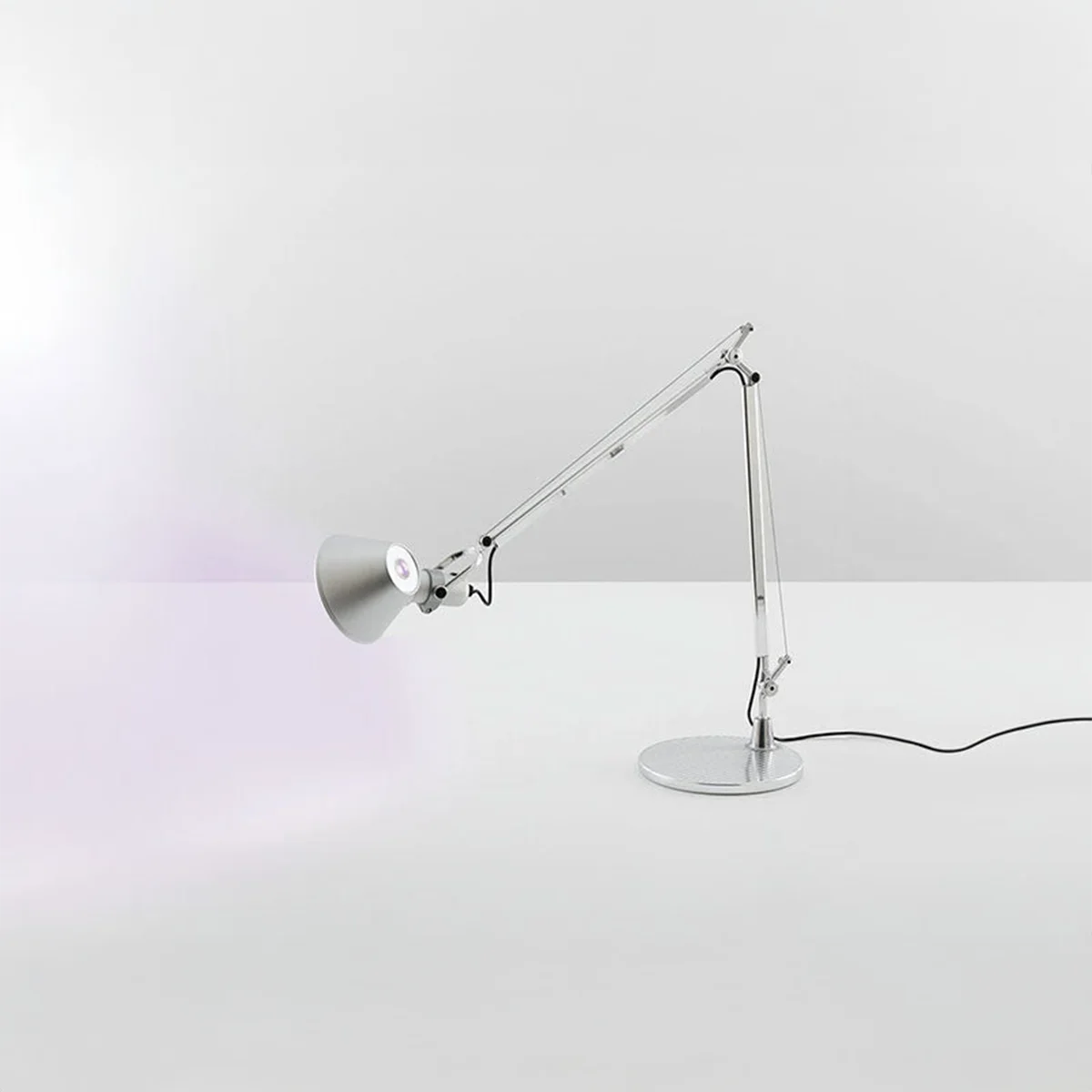 Artemide Tolomeo Tavolo auf einem weißen Tisch eingeschaltet.