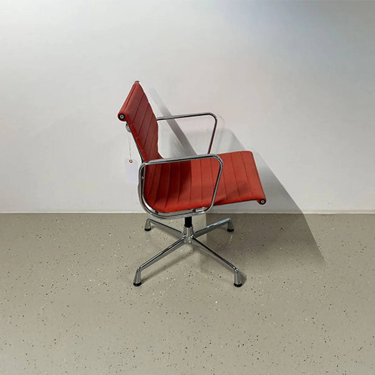 Vitra Eames Alu Chair, EA 107 velour in poppy red seitliche Aufnahme