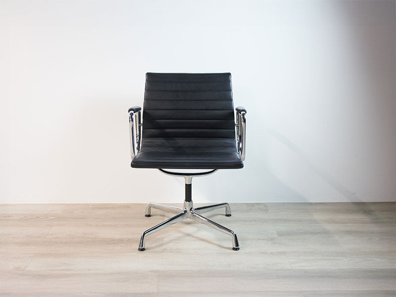 Vitra Alu-Chair EA 108 Leder, schwarz