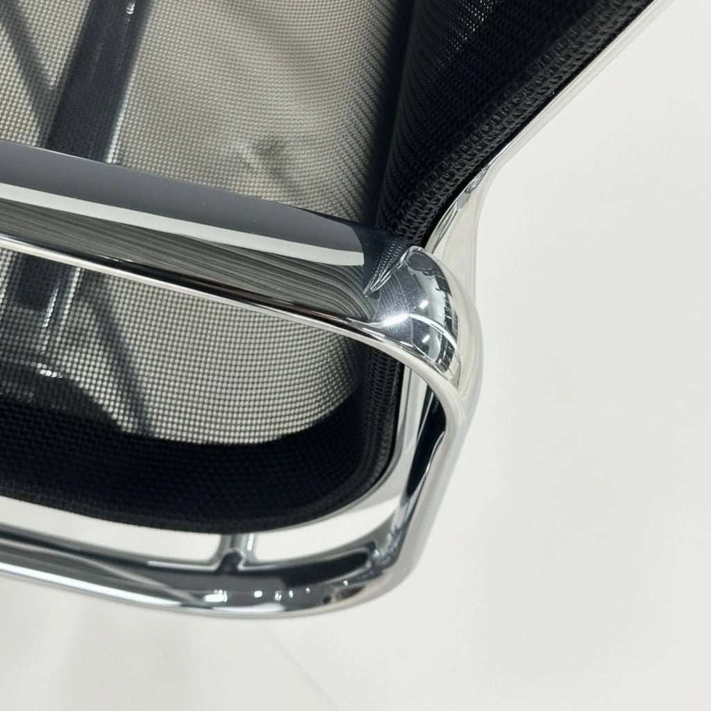 Vitra Alu-Chair EA 108 Netzbezug, schwarz