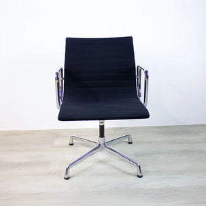 Schwarzer Vitra Alu Chair EA108 in schwarz auf Parkettboden