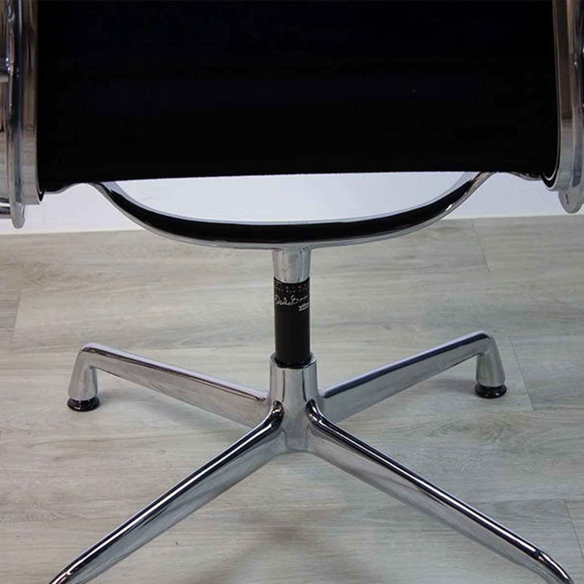 Detailaufnahme vom Vitra Alu Chair